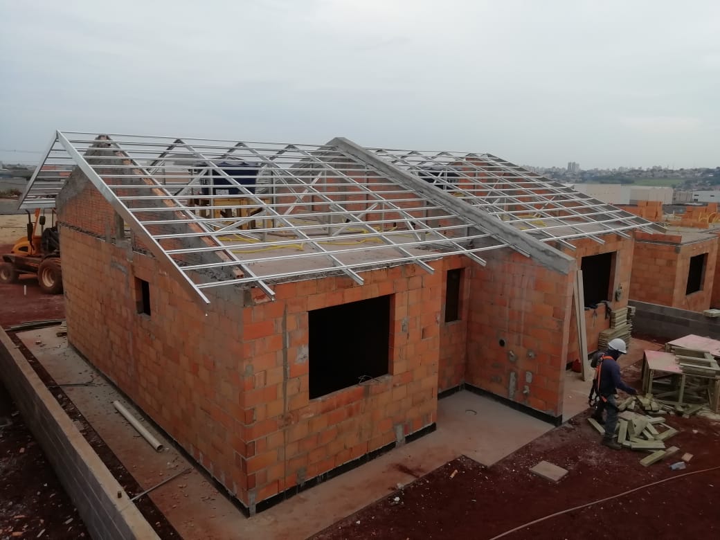 Estrutura para telhado em light steel frame - Obra conjunto habitacional MCMV - Londrina - PR